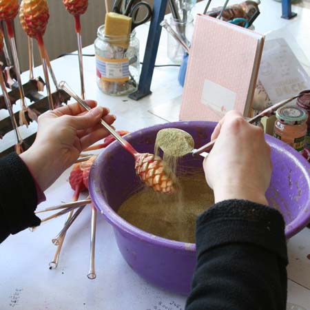 Christbaumschmuck Tannenzapfen bestreuen
